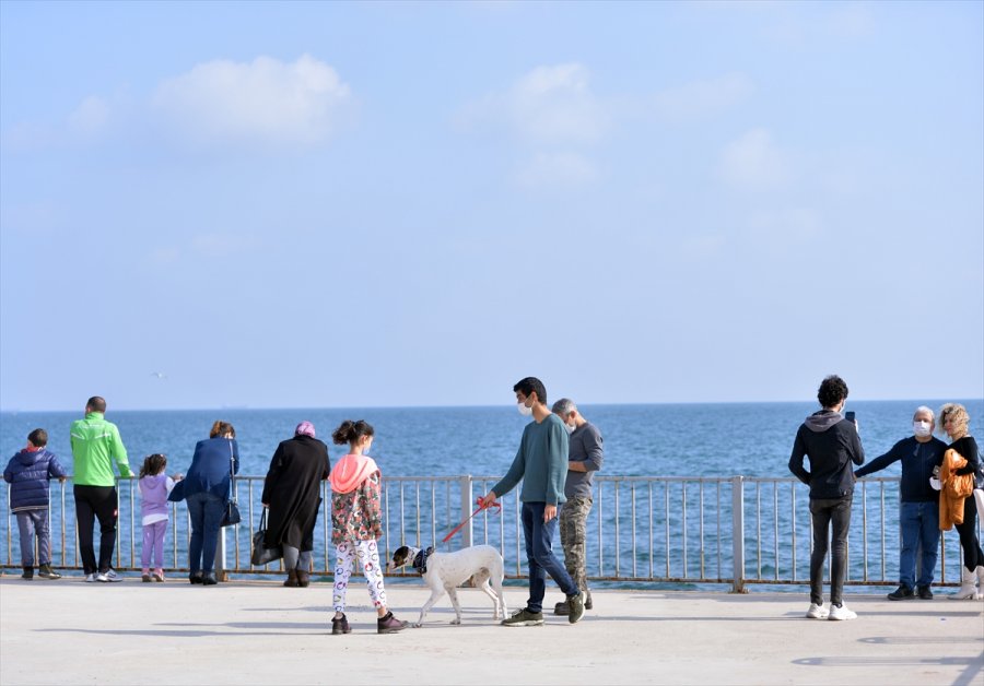 Yazdan Kalma Günlerin Yaşandığı Mersin'de Vatandaşlar Sahil Şeridini Doldurdu