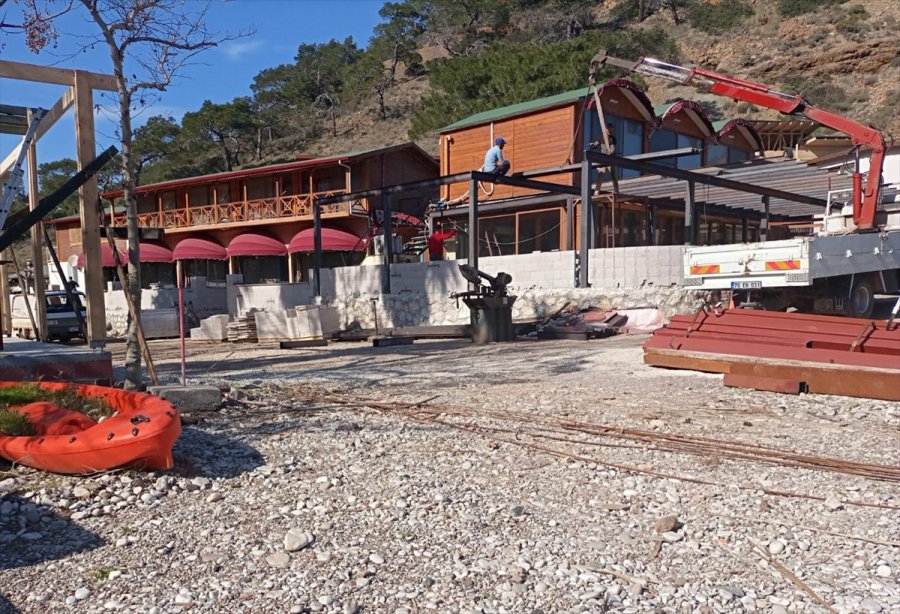 Antalya'da Üçüncü Derece Sit Alanındaki Kaçak Yapı Çalışması Durduruldu