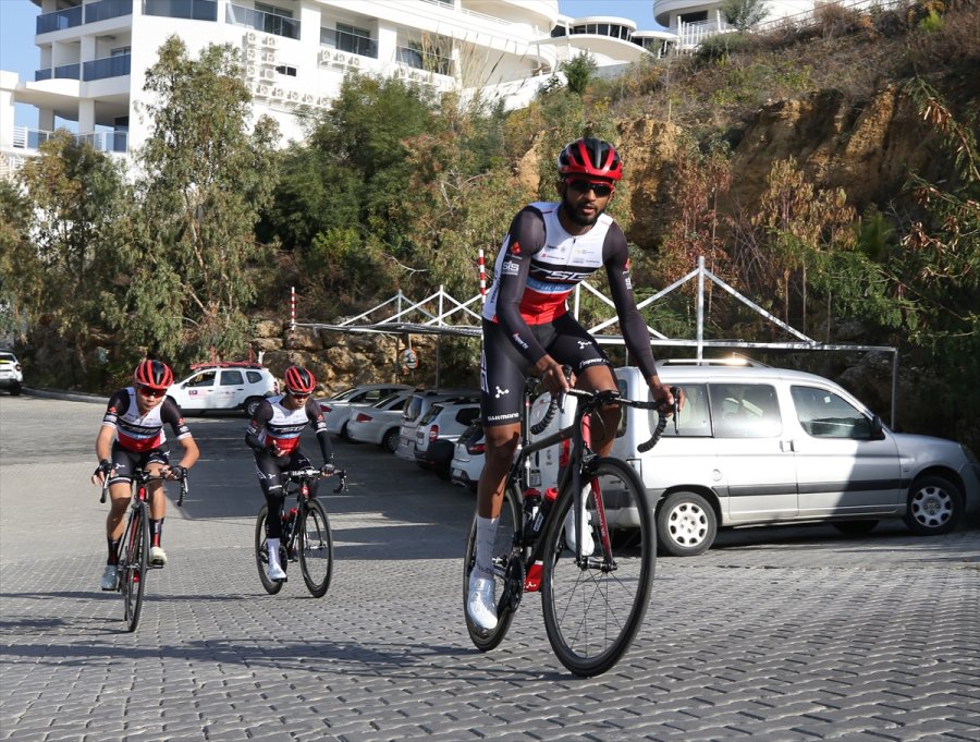 Malezyalı Bisiklet Takımı, Türkiye'de İlk Kez Yarışmanın Heyecanını Yaşıyor