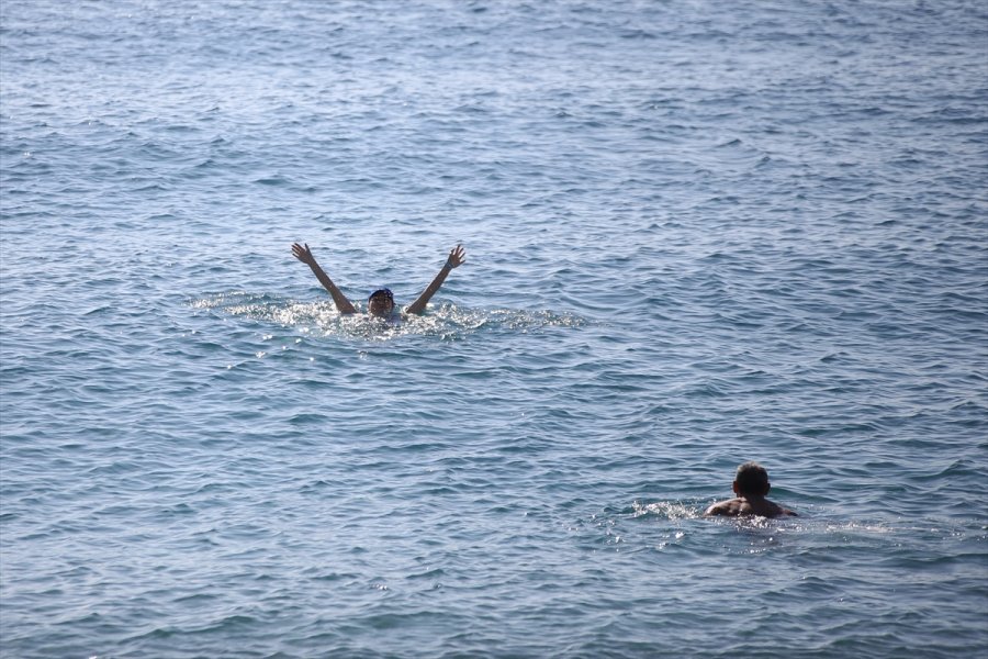 Antalya Ve Muğla Sokağa Çıkma Kısıtlamasıyla Sessizliğe Büründü