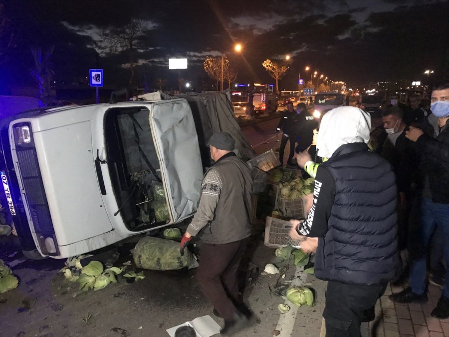 Antalya'da Kaza Nedeniyle Yola Saçılan Lahanaları Polisler Topladı