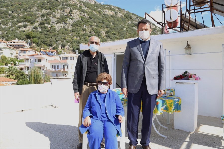 Başkan Ulutaş’tan Sevgililer Günü'nde Yaşlı Çiftlere Ziyaret