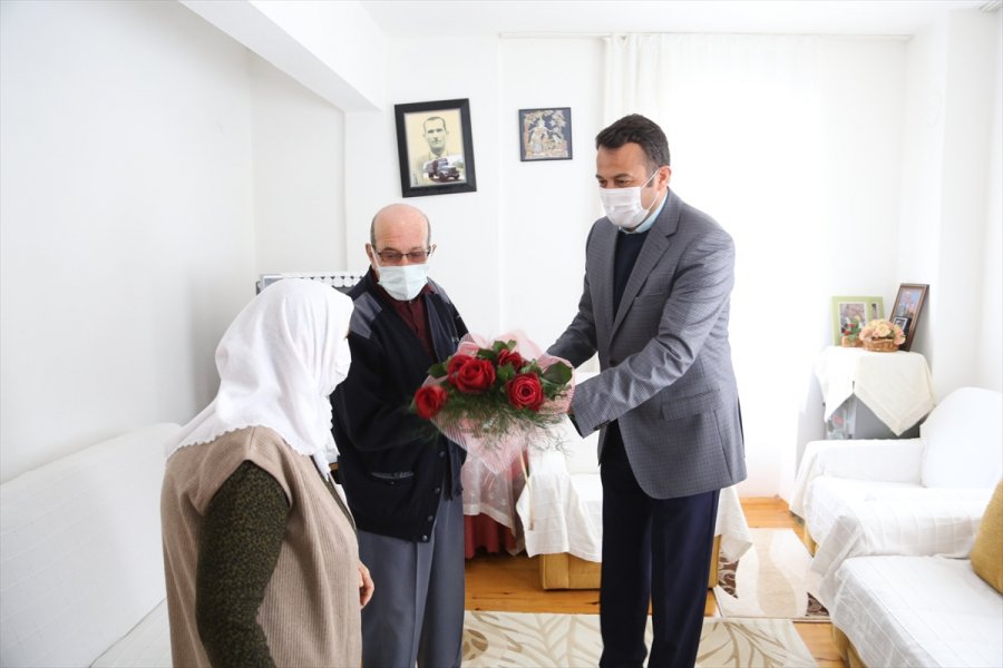 Başkan Ulutaş’tan Sevgililer Günü'nde Yaşlı Çiftlere Ziyaret