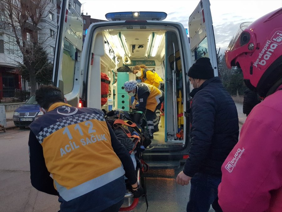 Eskişehir'de Panelvan Araca Çarpan Motosikletin Sürücüsü Yaralandı