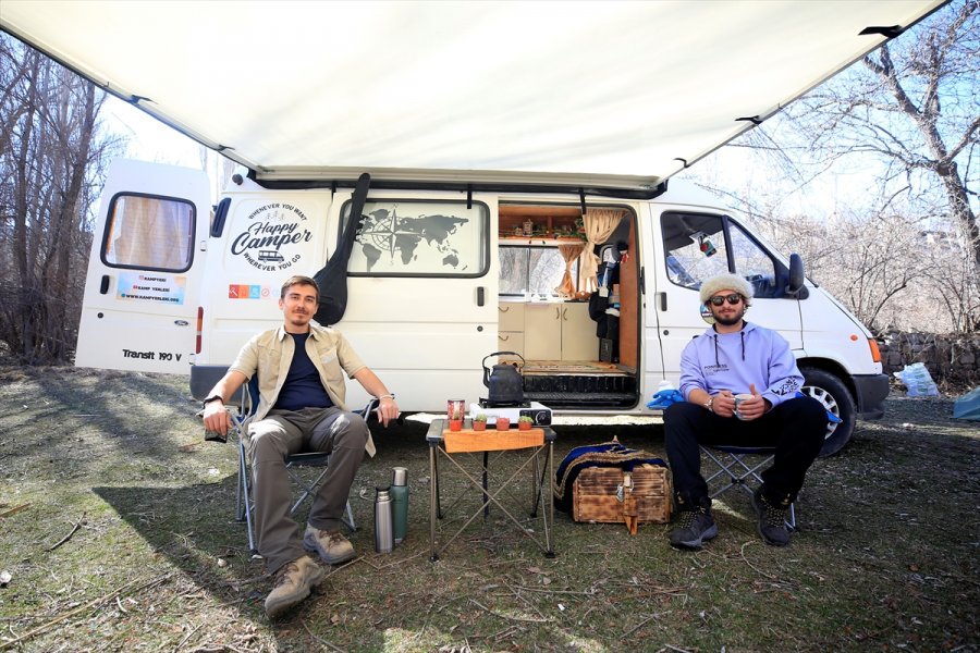 Kafadar Gençler Karavana Dönüştürdükleri Minibüsle Türkiye'yi Dolaşıyor