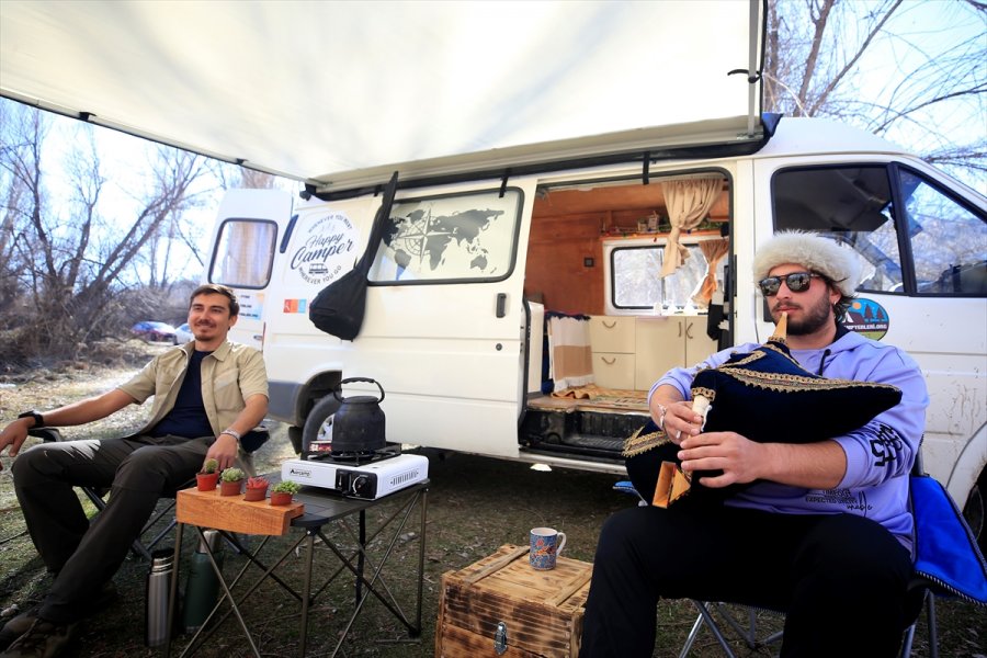 Kafadar Gençler Karavana Dönüştürdükleri Minibüsle Türkiye'yi Dolaşıyor