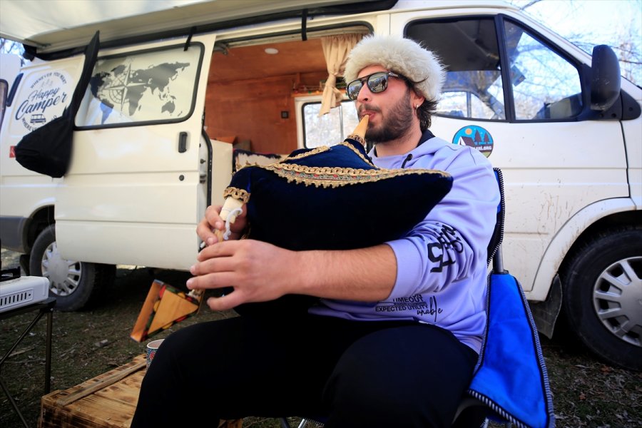 Kafadar Gençler Karavana Dönüştürdükleri Minibüsle Türkiye'yi Dolaşıyor