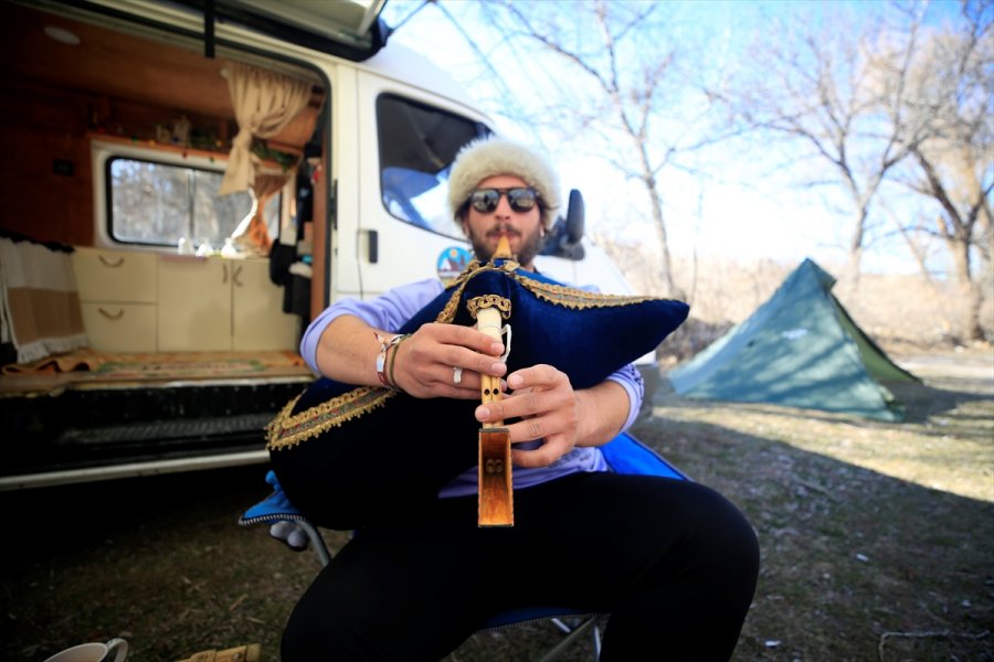 Kafadar Gençler Karavana Dönüştürdükleri Minibüsle Türkiye'yi Dolaşıyor