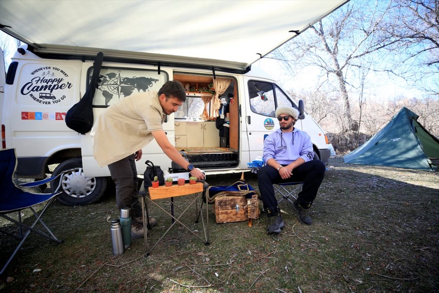Kafadar Gençler Karavana Dönüştürdükleri Minibüsle Türkiye'yi Dolaşıyor