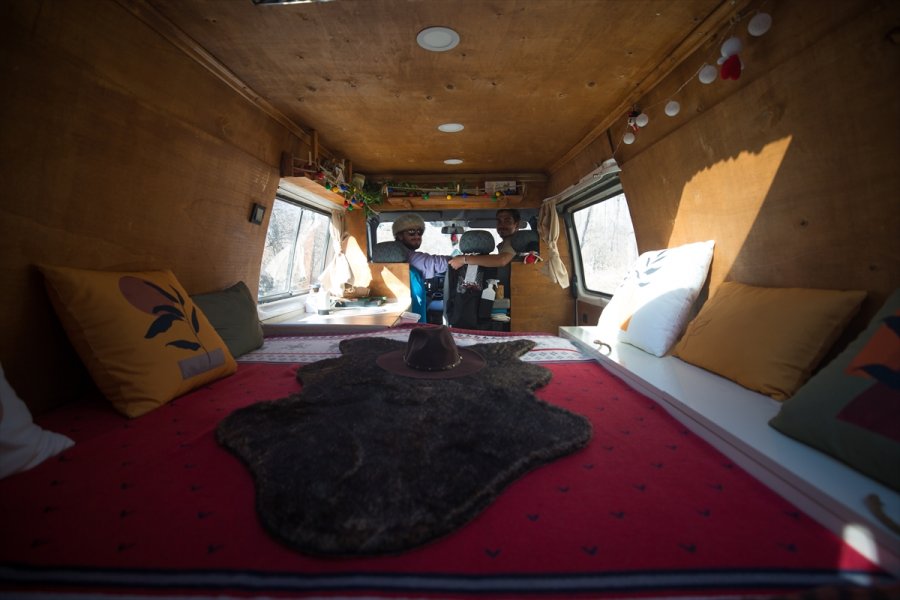 Kafadar Gençler Karavana Dönüştürdükleri Minibüsle Türkiye'yi Dolaşıyor