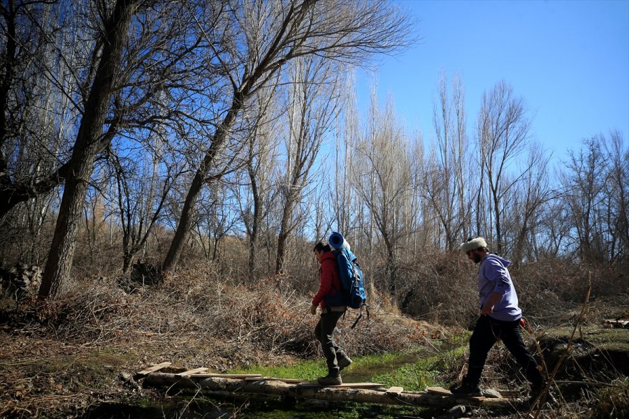 Kafadar Gençler Karavana Dönüştürdükleri Minibüsle Türkiye'yi Dolaşıyor