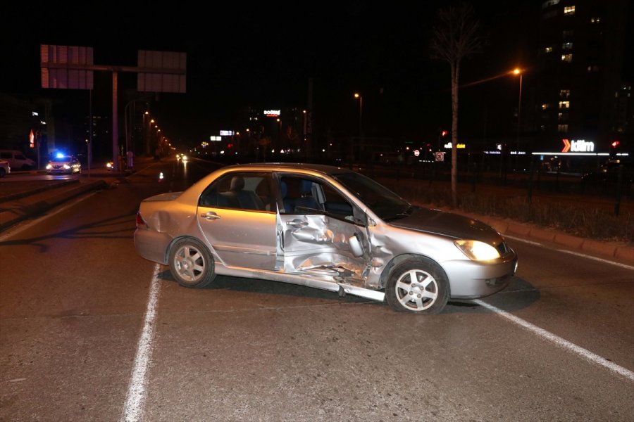 Kayseri'de İki Otomobilin Çarpıştığı Kazada 3 Kişi Yaralandı