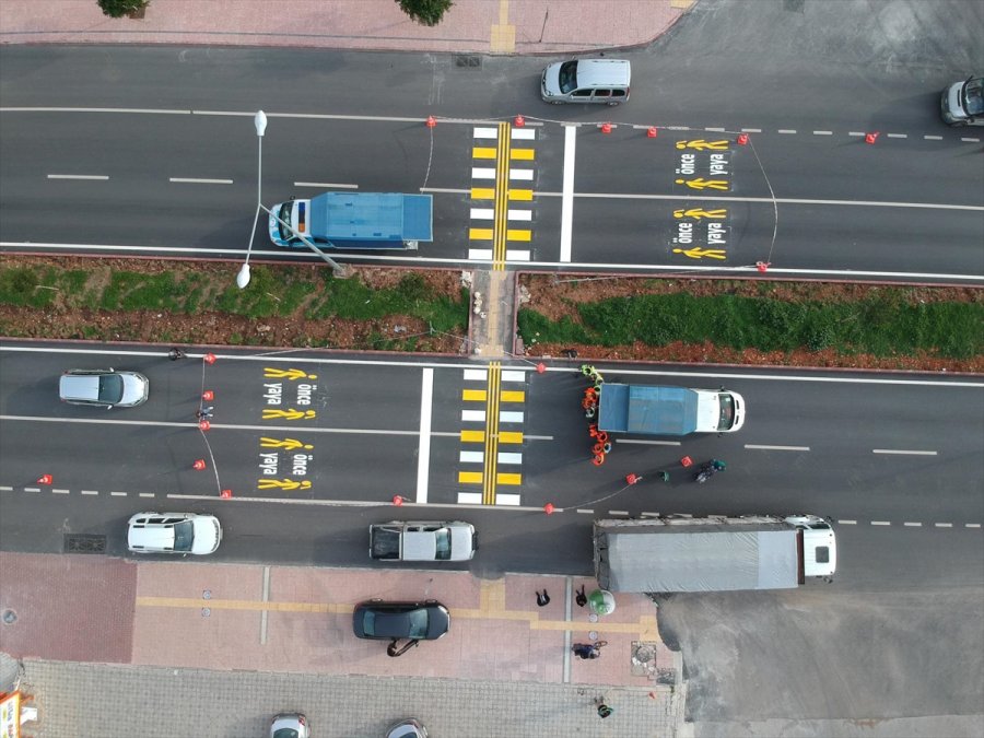 Mersin'de Görme Engelliler İçin Yaya Geçidi