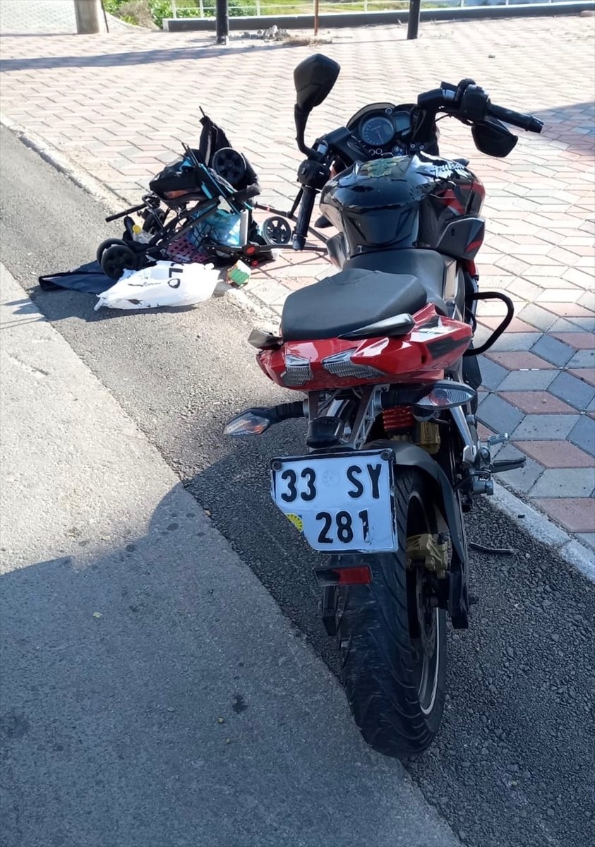 Mersin'de Motosiklet Otobüs Durağındaki Yayalara Çarptı: 3 Yaralı