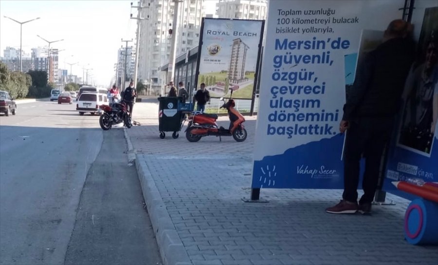 Mersin'de Motosiklet Otobüs Durağındaki Yayalara Çarptı: 3 Yaralı