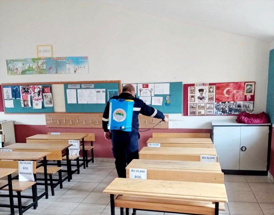 Mersin'de Yüz Yüze Eğitimin Başladığı Köy Okulları Teneffüs Aralarında Dezenfekte Ediliyor