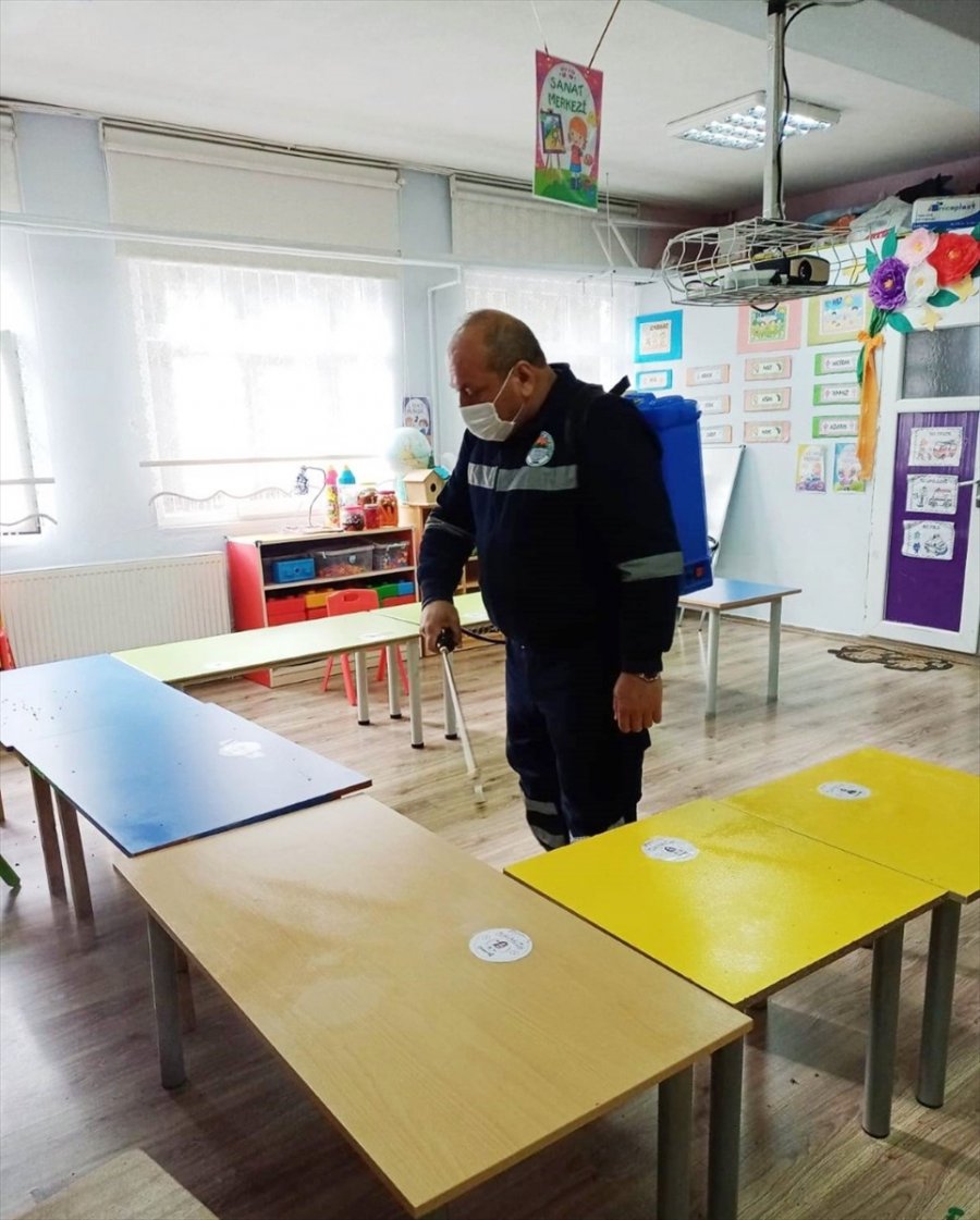 Mersin'de Yüz Yüze Eğitimin Başladığı Köy Okulları Teneffüs Aralarında Dezenfekte Ediliyor