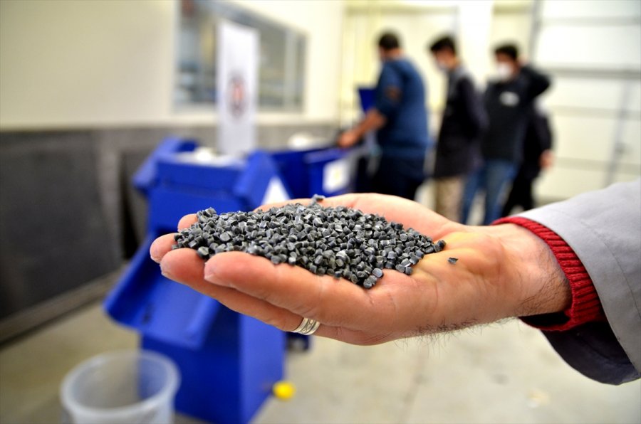 Meslek Liseliler Plastik Atıkları Paraya Dönüştürüyor