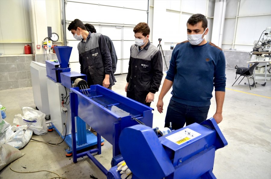 Meslek Liseliler Plastik Atıkları Paraya Dönüştürüyor