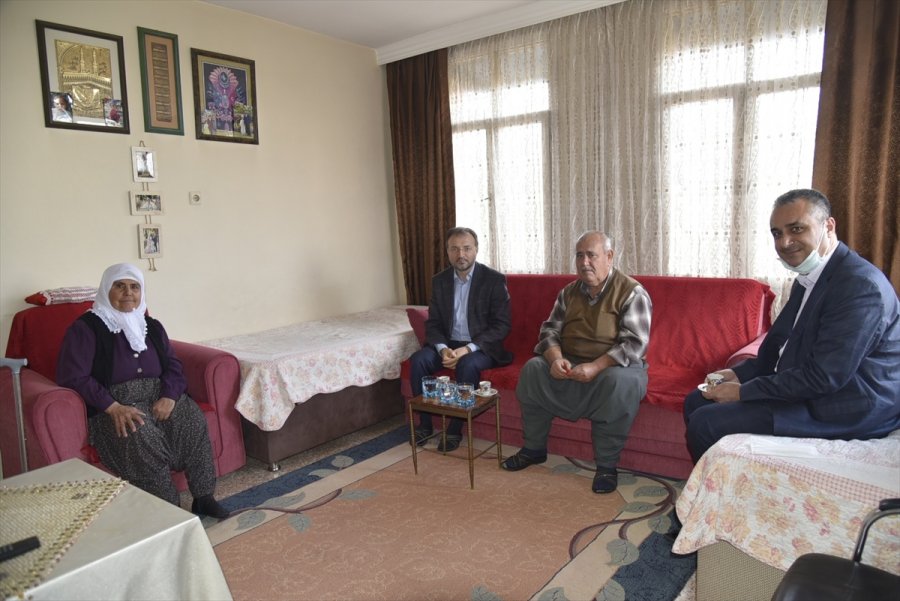 Tarsus Müftüsü Can, Engelli Ve Yaşlı Vatandaşları Evlerinde Ziyaret Etti