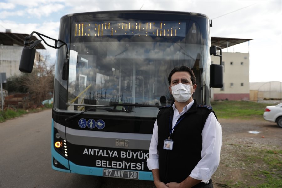 Antalya'da Halk Otobüsü Şoförü Evdeki Alevleri Aracındaki Yangın Tüpüyle Müdahale Ederek Söndürdü