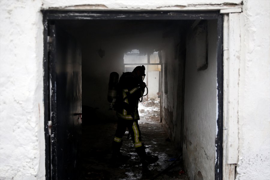 Kayseri'de Yangın Çıkan Metruk Evdeki 2 Köpek Kurtarıldı