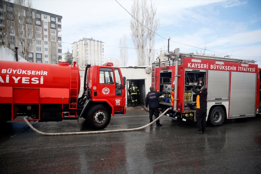 Kayseri'de Yangın Çıkan Metruk Evdeki 2 Köpek Kurtarıldı