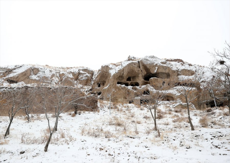 Konya'da Devam Eden Kar Yağışı Cadde Ve Sokakları Beyaza Bürüdü