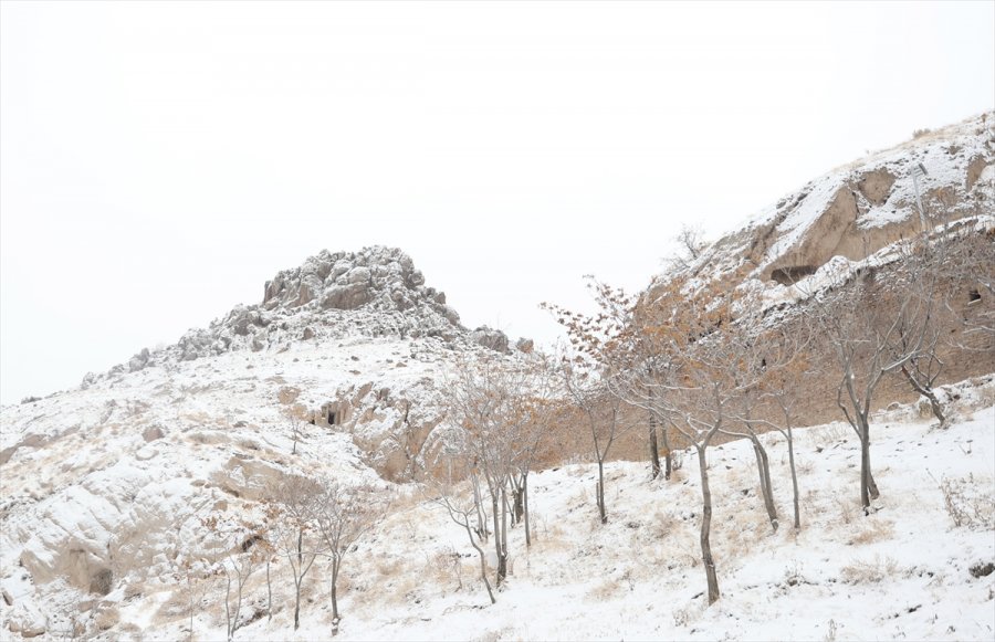Konya'da Devam Eden Kar Yağışı Cadde Ve Sokakları Beyaza Bürüdü