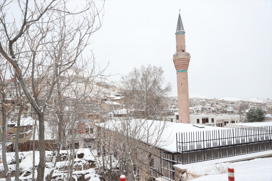 Konya'da Devam Eden Kar Yağışı Cadde Ve Sokakları Beyaza Bürüdü