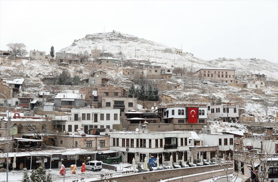 Konya'da Devam Eden Kar Yağışı Cadde Ve Sokakları Beyaza Bürüdü