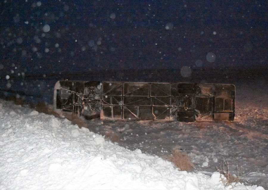 Aksaray'da Devrilen Yolcu Otobüsünde 22 Kişi Yaralandı