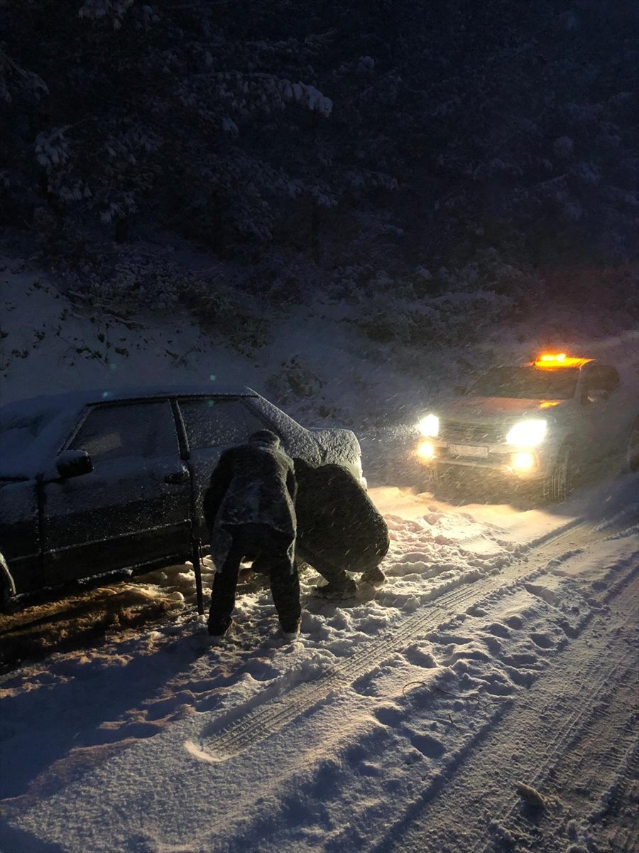 Antalya'da Karda Mahsur Kalanlar Belediye Ekiplerince Kurtarıldı