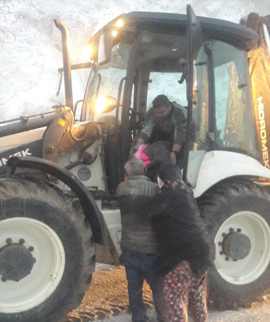 Antalya'da Karda Mahsur Kalanlar Belediye Ekiplerince Kurtarıldı