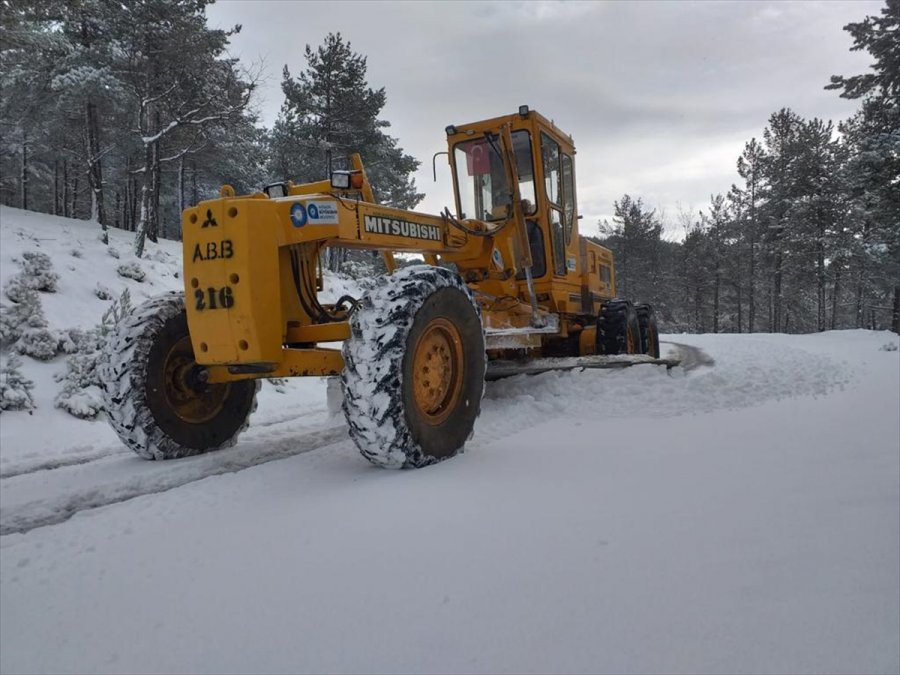 Antalya'da Karda Mahsur Kalanlar Belediye Ekiplerince Kurtarıldı