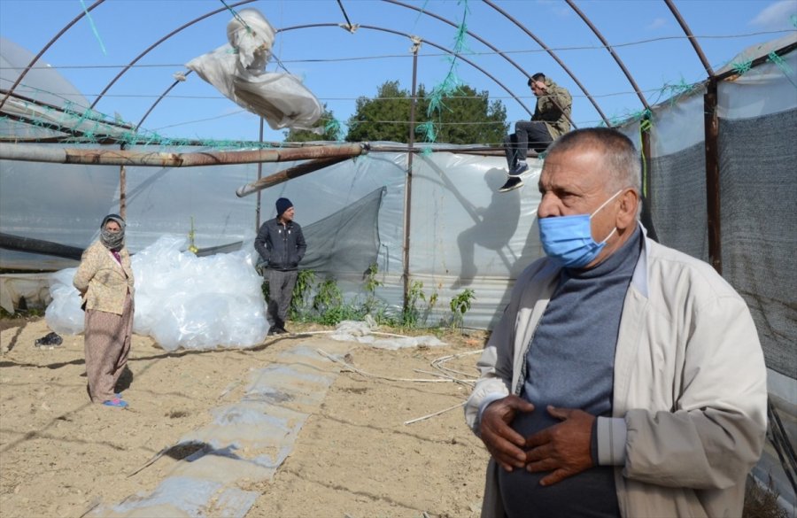 Antalya'da Kuvvetli Rüzgar Seralara Zarar Verdi