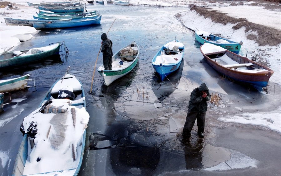 Beyşehir Gölü'nün Kıyı Kesimleri Buz Tuttu