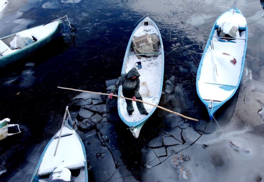 Beyşehir Gölü'nün Kıyı Kesimleri Buz Tuttu