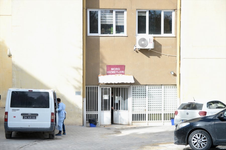 Eskişehir'de Karı Koca Ve 4 Yaşındaki Çocuklarının Evlerinde Ölü Bulunmasıyla İlgili 3 Kişi Gözaltına Alındı