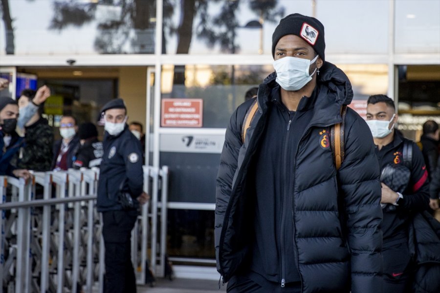 Galatasaray Kafilesi Antalya'ya Geldi