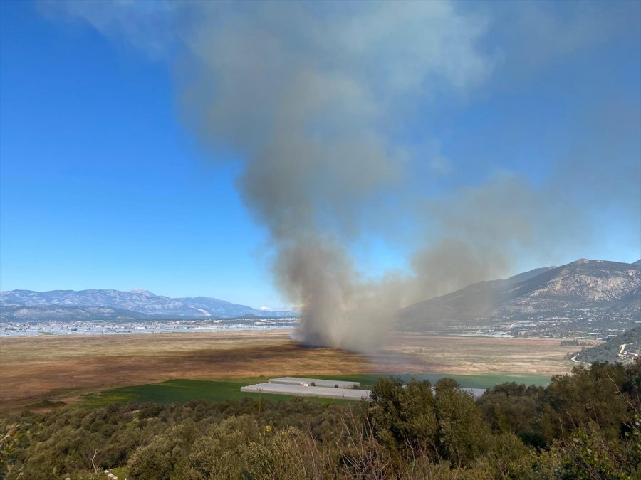 Güncelleme - Kaş'ta Sazlık Alanda Çıkan Yangın Seraları Tehdit Ediyor