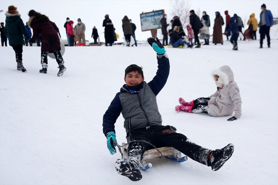 Kayseri'de Çocukların Poşet Ve Leğenle Kayak Keyfi