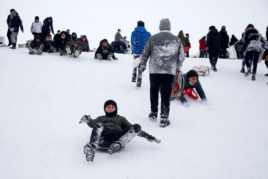 Kayseri'de Çocukların Poşet Ve Leğenle Kayak Keyfi