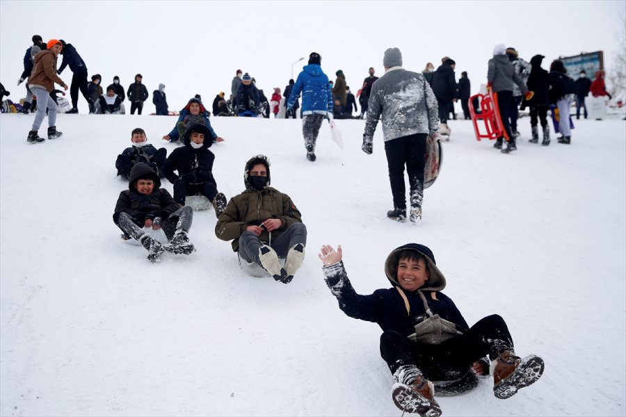 Kayseri'de Çocukların Poşet Ve Leğenle Kayak Keyfi