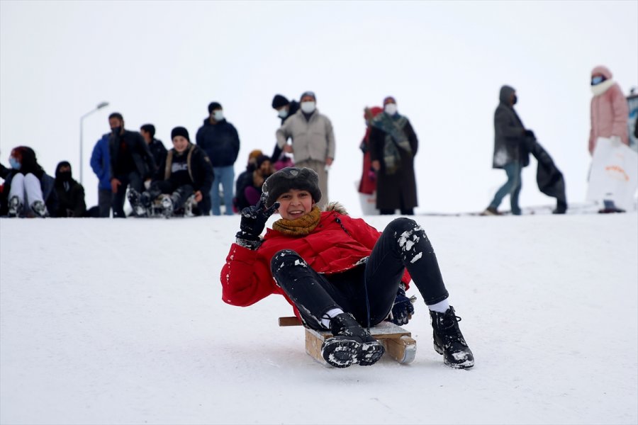Kayseri'de Çocukların Poşet Ve Leğenle Kayak Keyfi