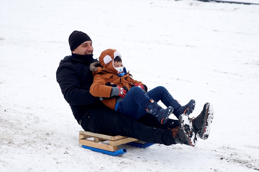 Kayseri'de Çocukların Poşet Ve Leğenle Kayak Keyfi