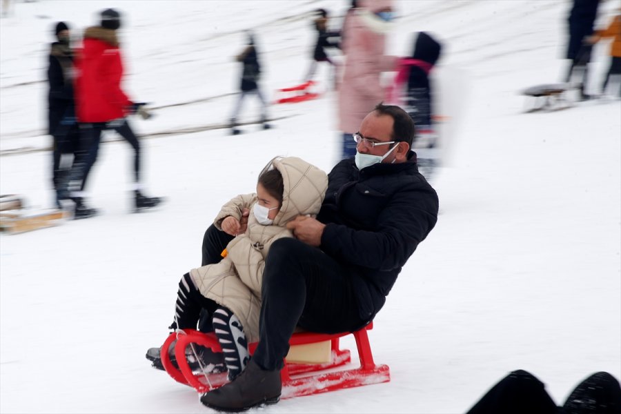 Kayseri'de Çocukların Poşet Ve Leğenle Kayak Keyfi