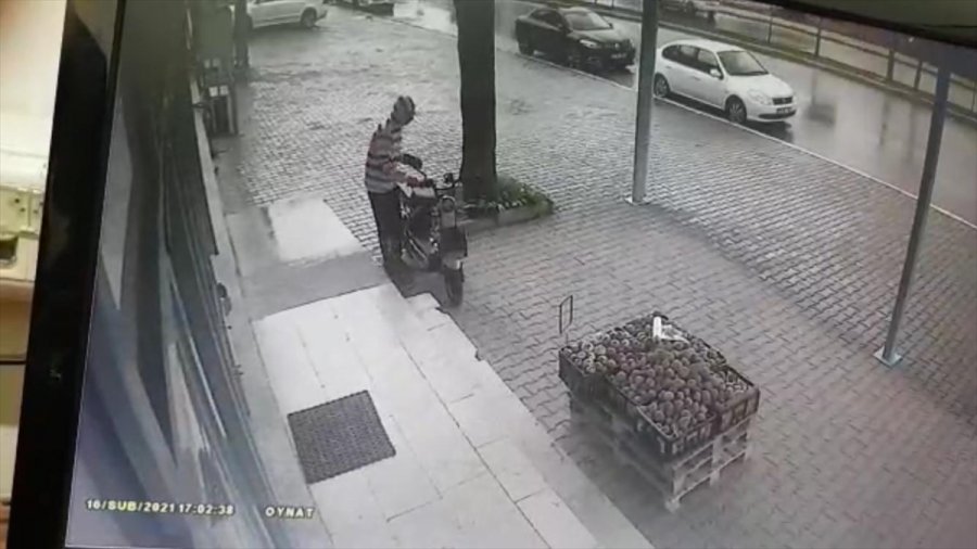 Mersin'de Elektrikli Bisiklet Hırsızlığı Güvenlik Kamerasına Yansıdı