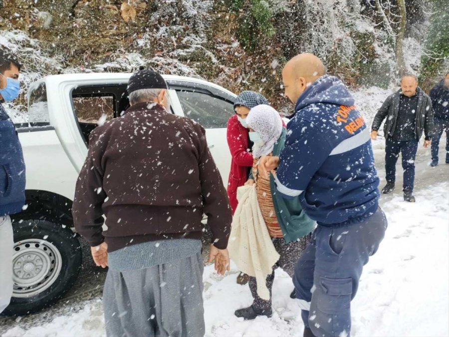 Mersin'de Kardan Kapanan Yolda Araçlarıyla Mahsur Kalan Aileyi Belediye Ekipleri Kurtardı