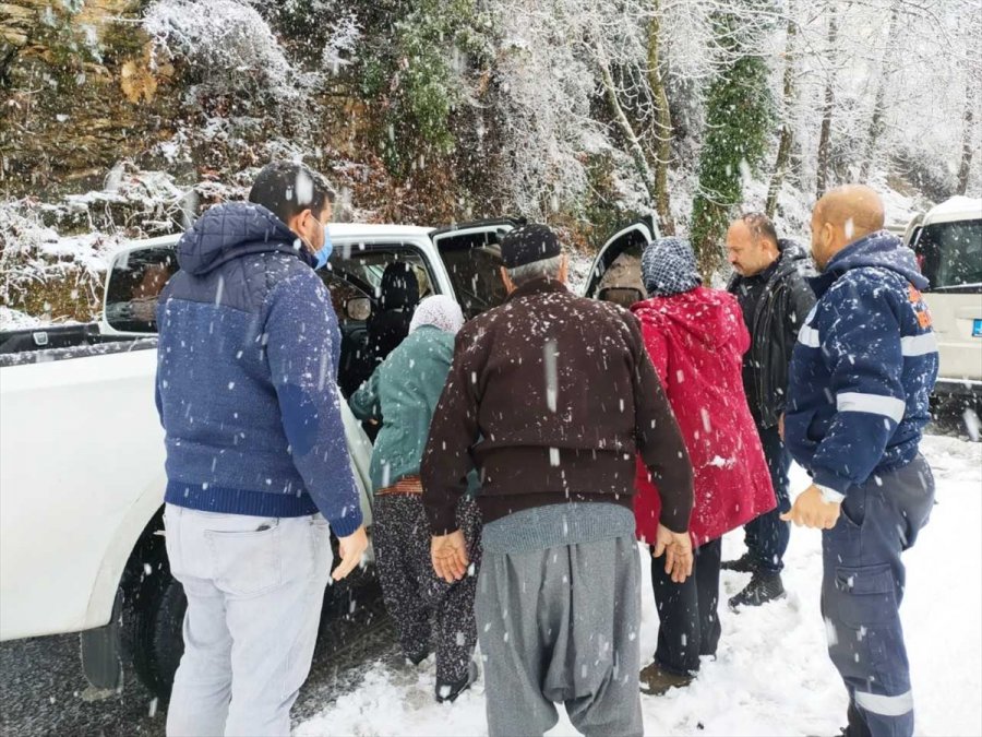Mersin'de Kardan Kapanan Yolda Araçlarıyla Mahsur Kalan Aileyi Belediye Ekipleri Kurtardı